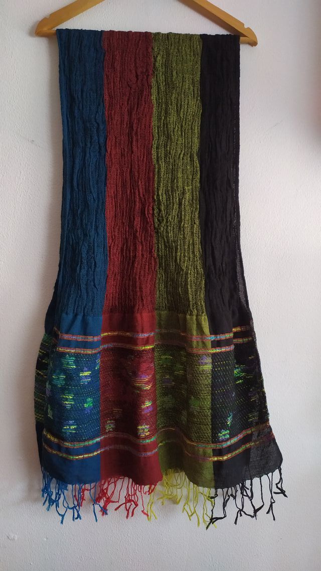 Bufanda tejida multicolor con flecos