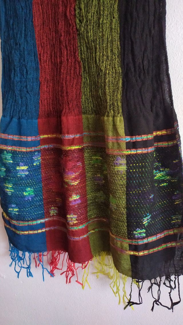 Bufanda tejida multicolor con flecos