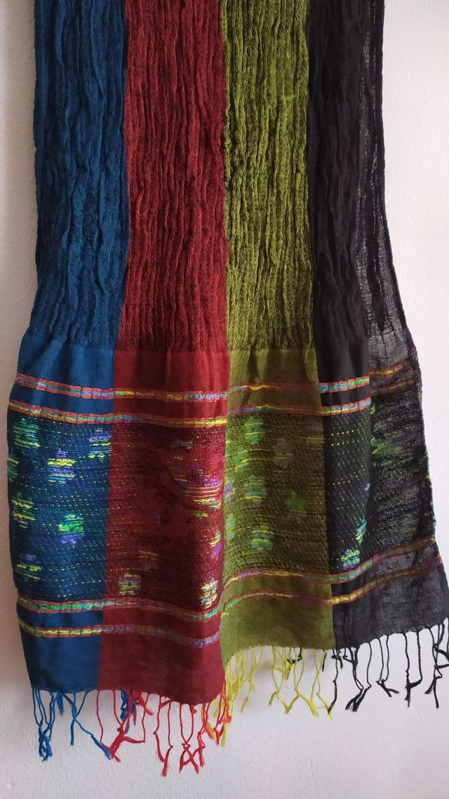 Bufanda tejida multicolor con flecos