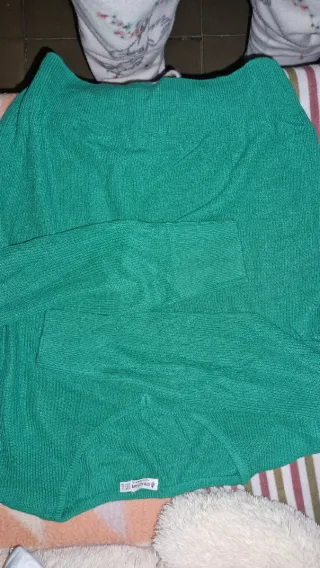 Jersey Stradivarius verde escote pico talla M