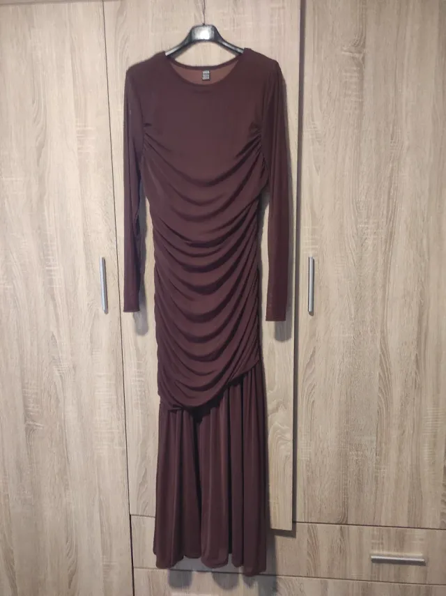 Vestido largo marrón fruncido