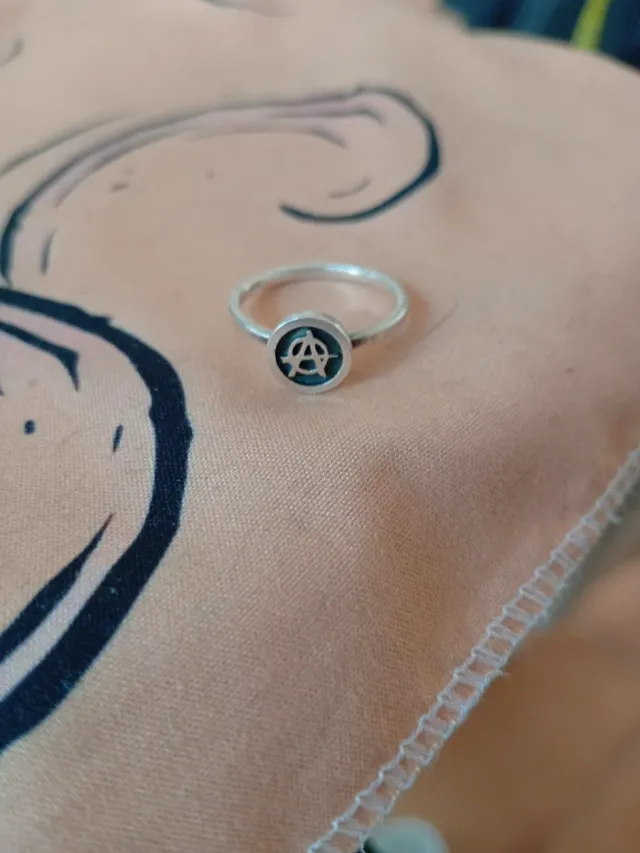 Anillo Anarquía plata ley martillada artesano