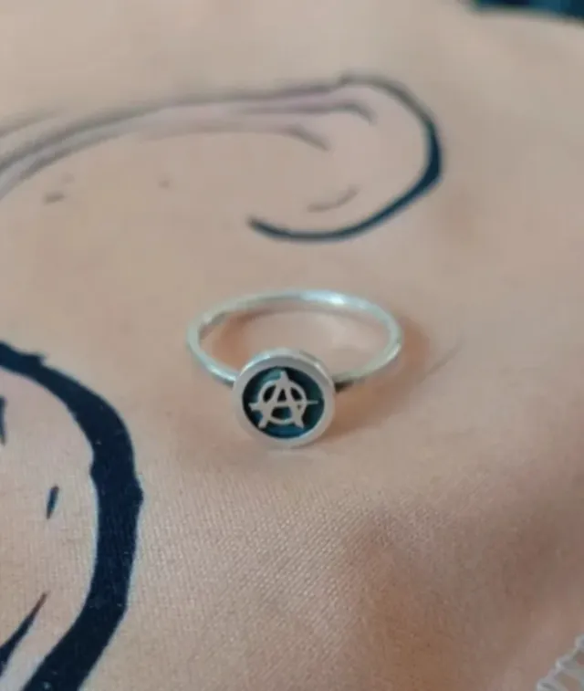 Anillo Anarquía plata ley martillada artesano