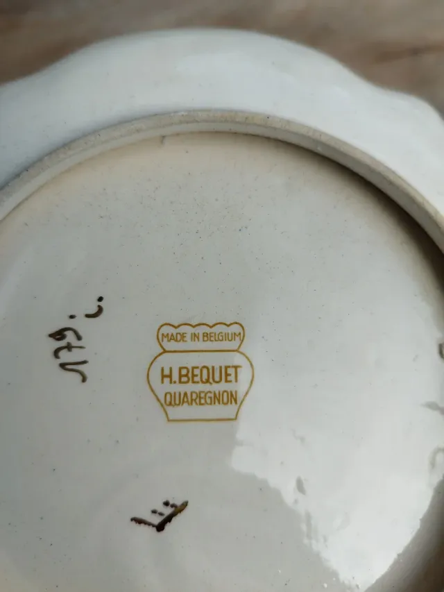 Fuente de porcelana Belga con pájaro