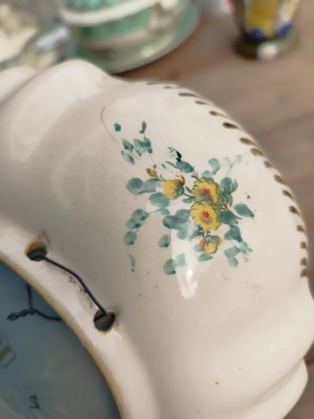 Fuente de porcelana Belga con pájaro