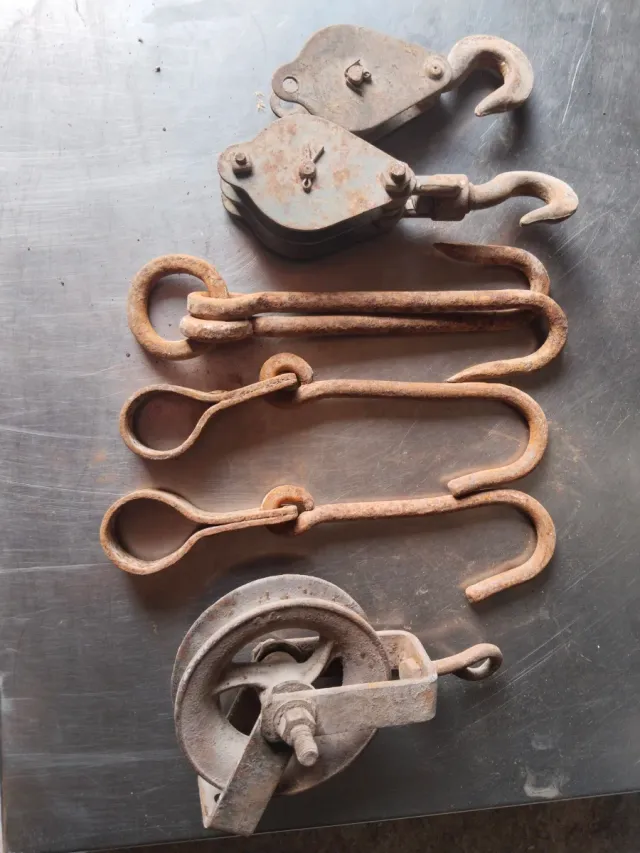 Poleas y ganchos de metal oxidados