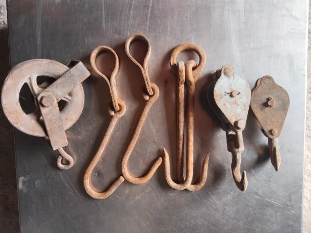 Poleas y ganchos de metal oxidados