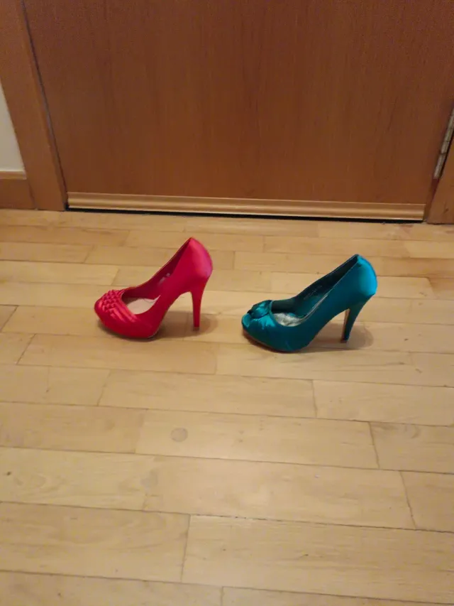 Lote de zapatos de tacón rojos y turquesa