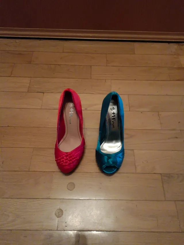 Lote de zapatos de tacón rojos y turquesa