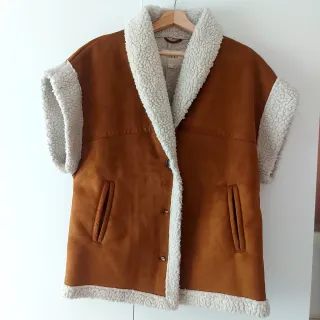 Chaleco borreguito con etiqueta