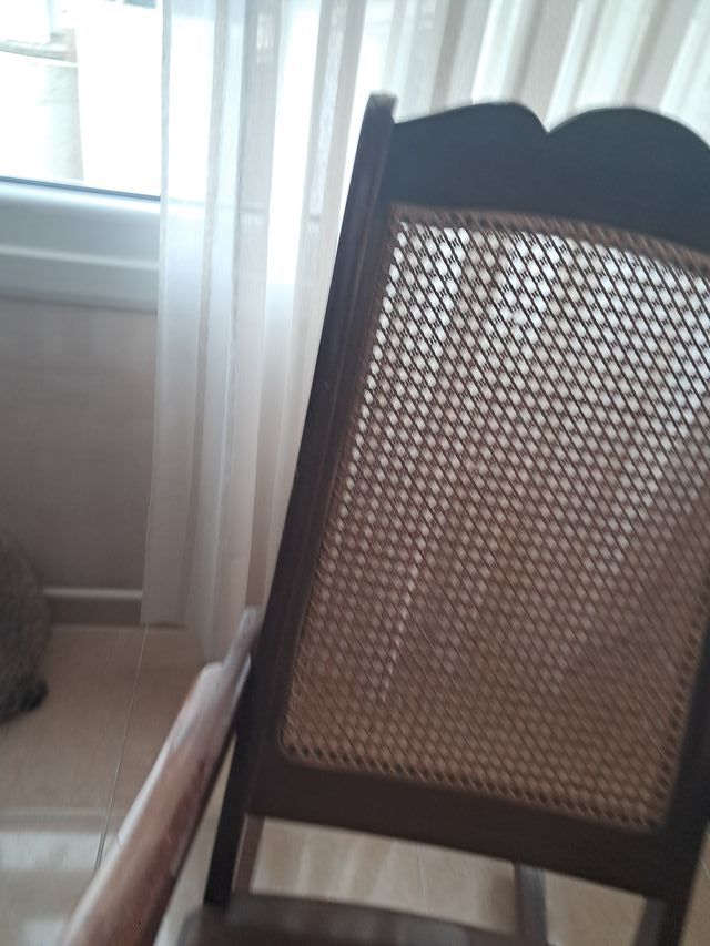 Mecedora de madera  de caoba y ratán