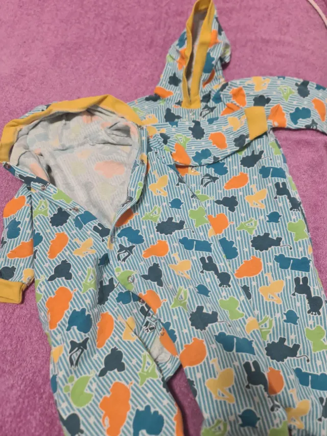 Pijama bebé con capucha estampado