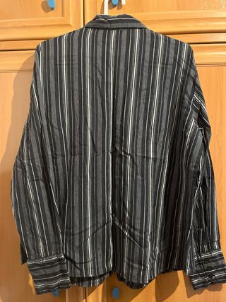 Camisa de rayas negra y gris
