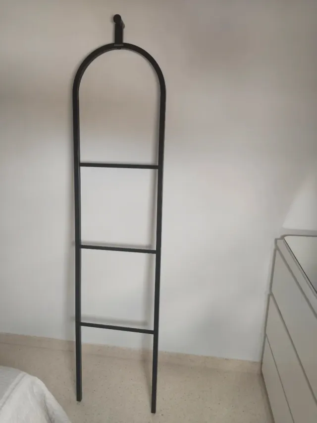 Escalera negra para ropa.Sin ningún rayón es nueva