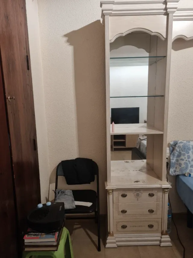 2 Muebles auxiliar con cajones y vitrina