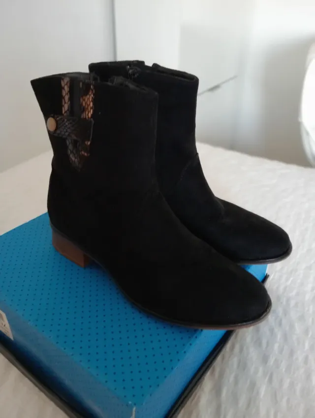 Botines negros mujer con detalle