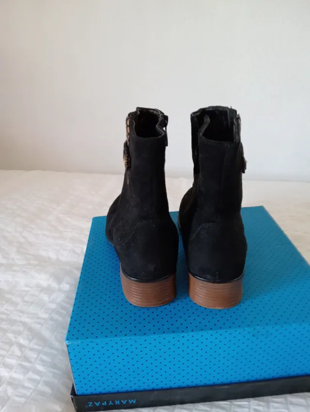 Botines negros mujer con detalle