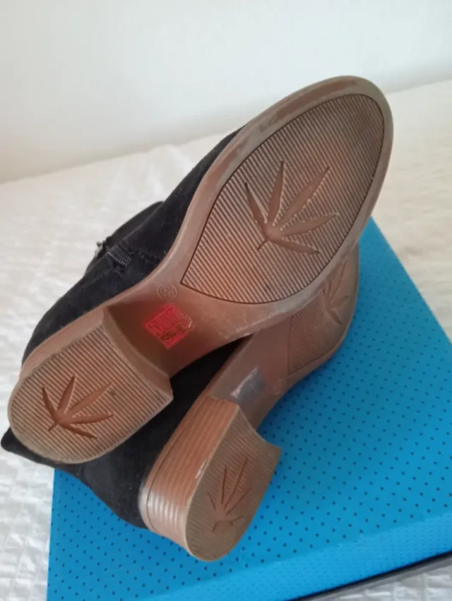 Botines negros mujer con detalle