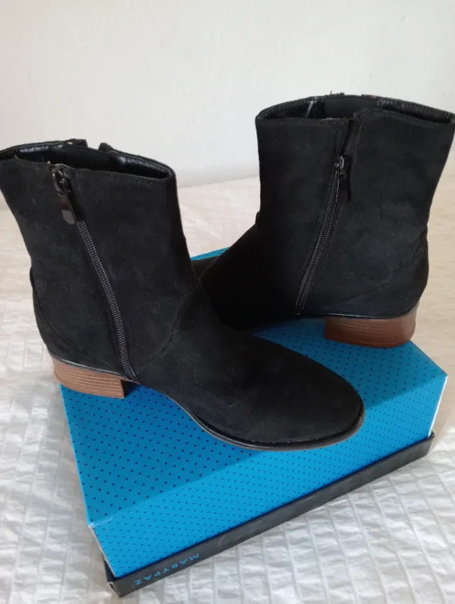 Botines negros mujer con detalle