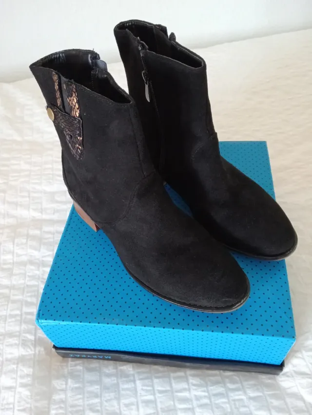 Botines negros mujer con detalle