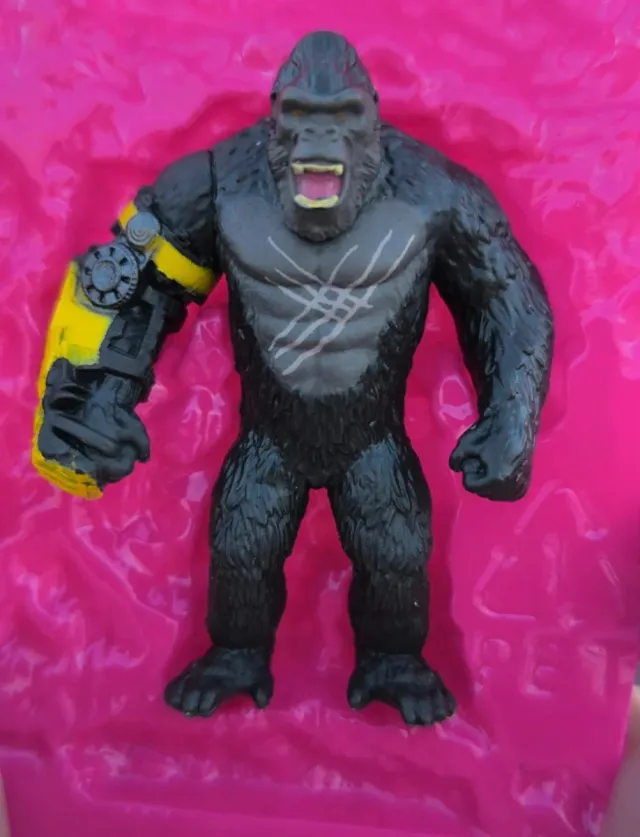 Figura King Kong con brazo robótico