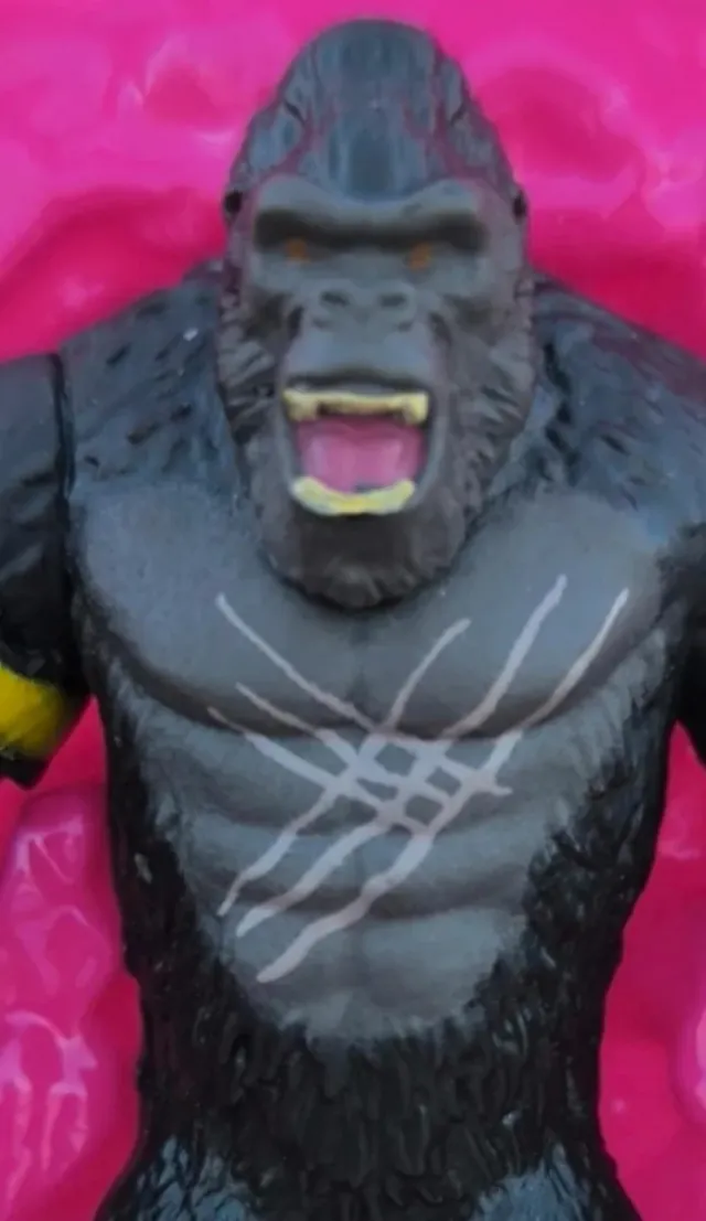 Figura King Kong con brazo robótico