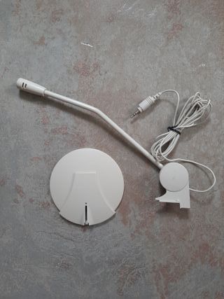 Micrófono blanco con base y cable