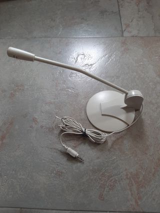Micrófono blanco con base y cable