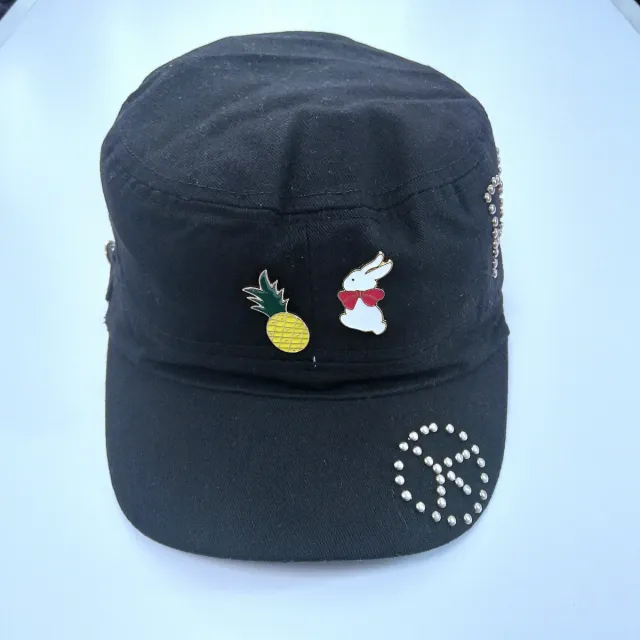 Berretto nero con perni e borchie in metallo «Pace»