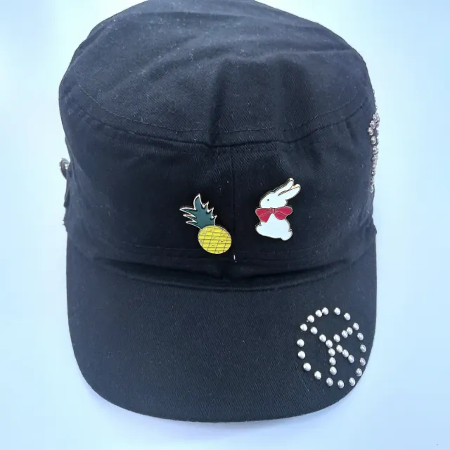 Berretto nero con perni e borchie in metallo «Pace»