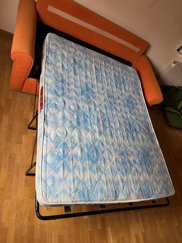 Divano letto arancione