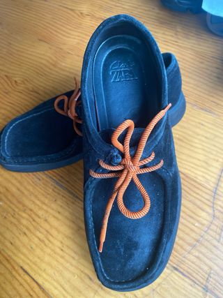 Zapatos de ante negros con cordones naranjas