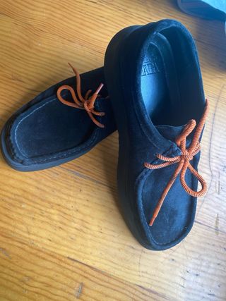 Zapatos de ante negros con cordones naranjas