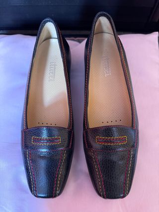 Zapatos de tacón azul marino con pespuntes Iturri