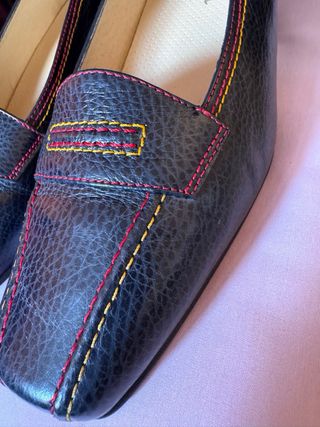 Zapatos de tacón azul marino con pespuntes Iturri