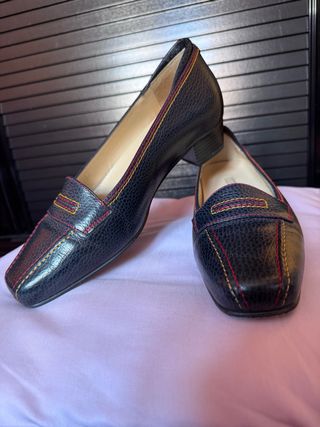 Zapatos de tacón azul marino con pespuntes Iturri