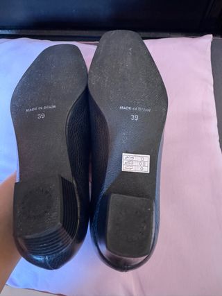 Zapatos de tacón azul marino con pespuntes Iturri