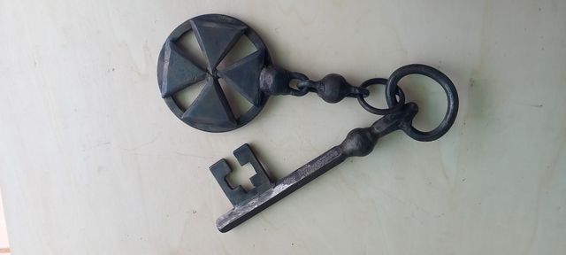 Llave antigua forja medieval templarios