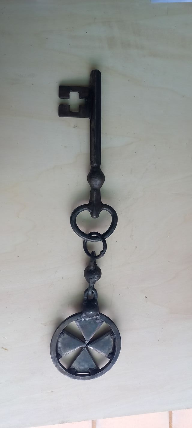 Llave antigua forja medieval templarios