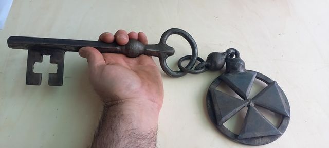 Llave antigua forja medieval templarios