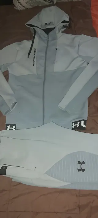 Conjunto deportivo Under Armour gris