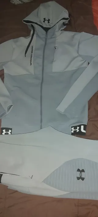 Conjunto deportivo Under Armour gris