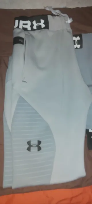 Conjunto deportivo Under Armour gris