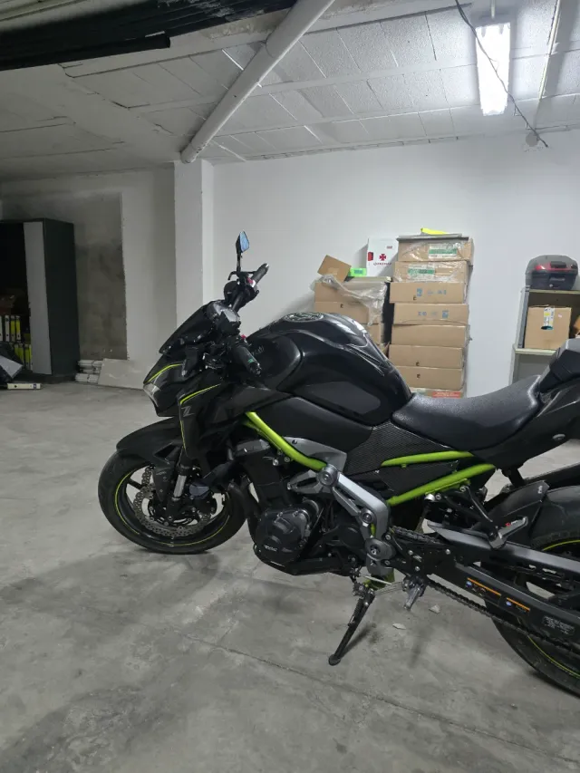 Kawasaki Z900 Negra y Verde