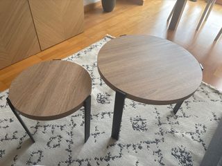 Set di 2 tavolini da caffè rotondi in legno e metallo.