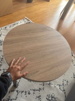 Set di 2 tavolini da caffè rotondi in legno e metallo.