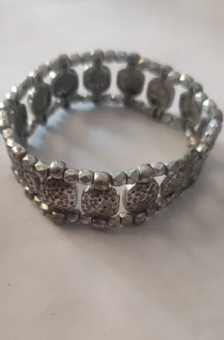 Pulsera plateada con figuras