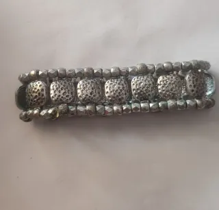 Pulsera plateada con figuras