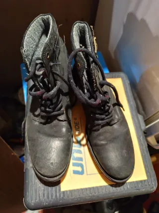 Botas negras con cordones