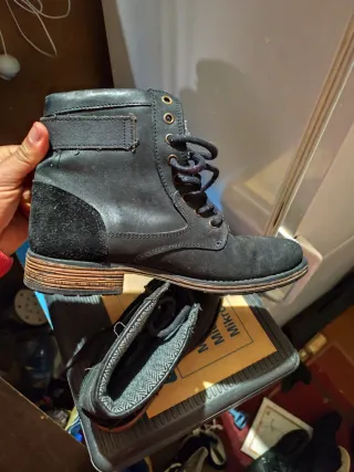 Botas negras con cordones